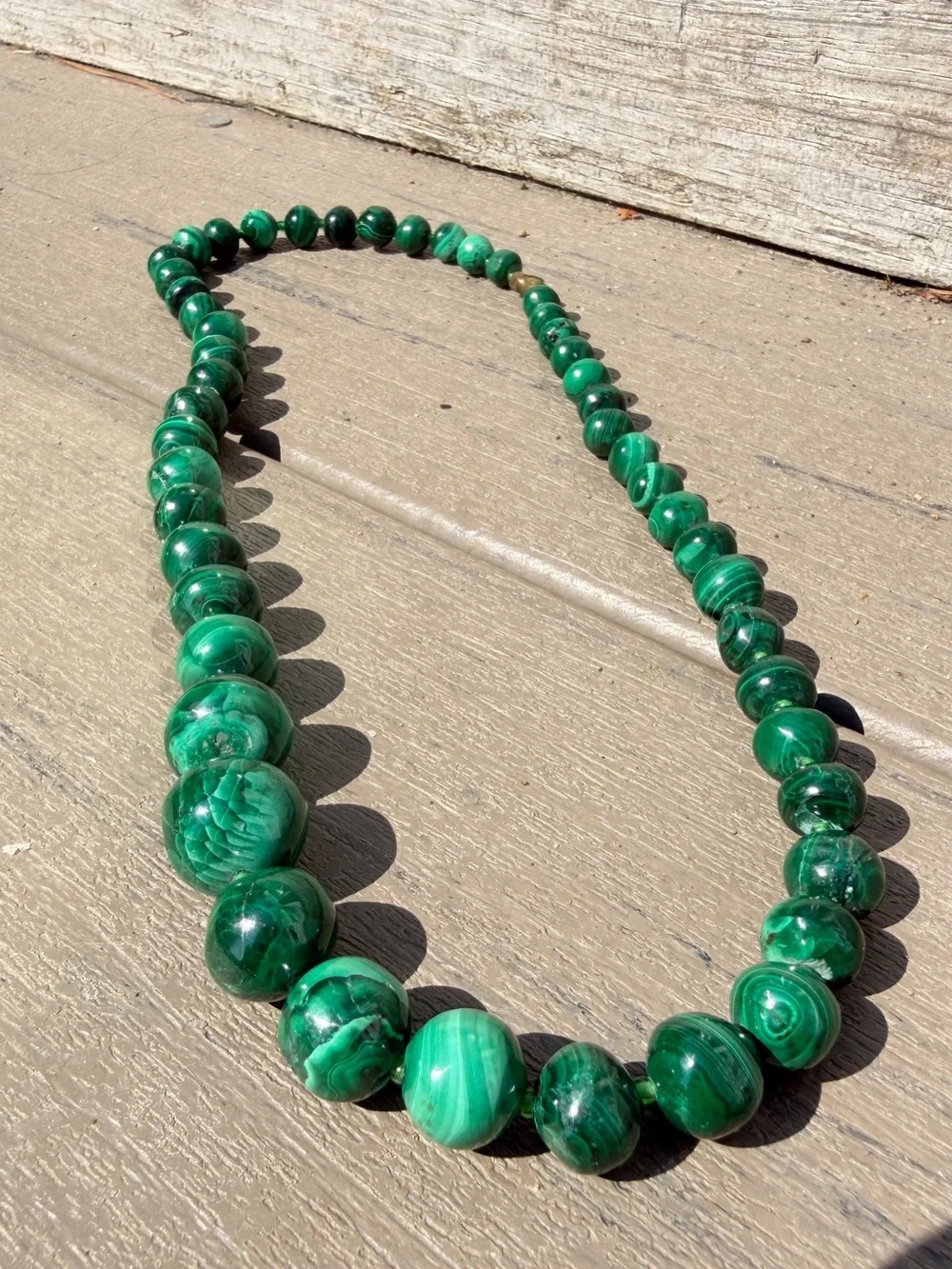 18” Vintage graduated malachite and seed bead necklace w/ gold tone clasp!